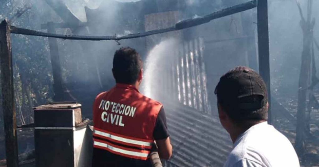 ¡Desaparece vivienda entre las llamas!