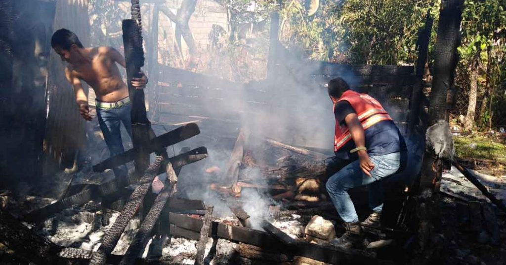 ¡Desaparece vivienda entre las llamas!