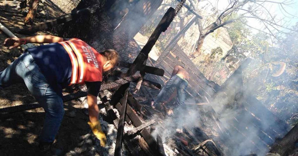¡Desaparece vivienda entre las llamas!