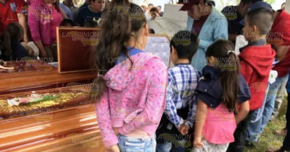 Entre indignación llanto e importancia sepultan a niña y al abuelo asesinados en Atzalán