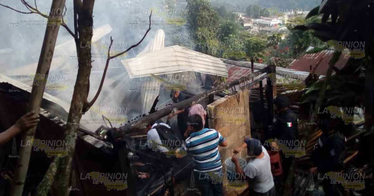 Fuego acabó con una vivienda en Coxquihui