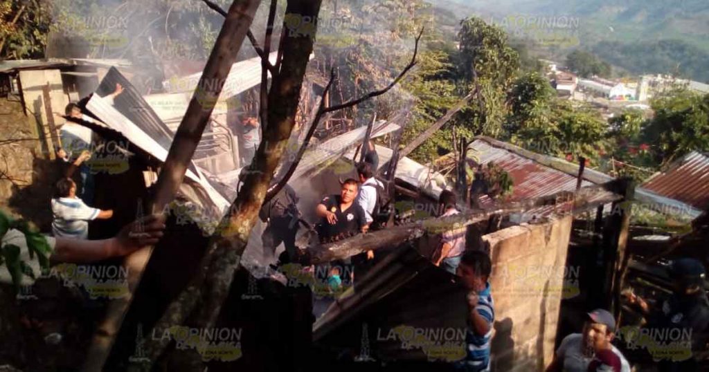 Fuego acabó con una vivienda en Coxquihui