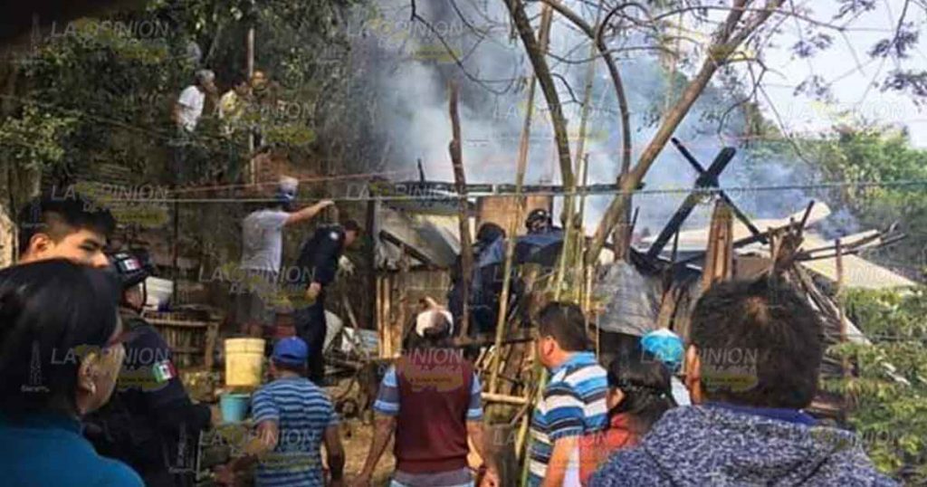 Fuego acabó con una vivienda en Coxquihui