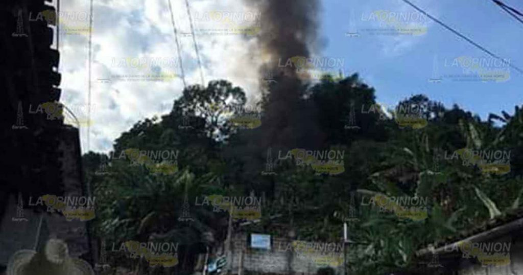 Fuego acabó con una vivienda en Coxquihui