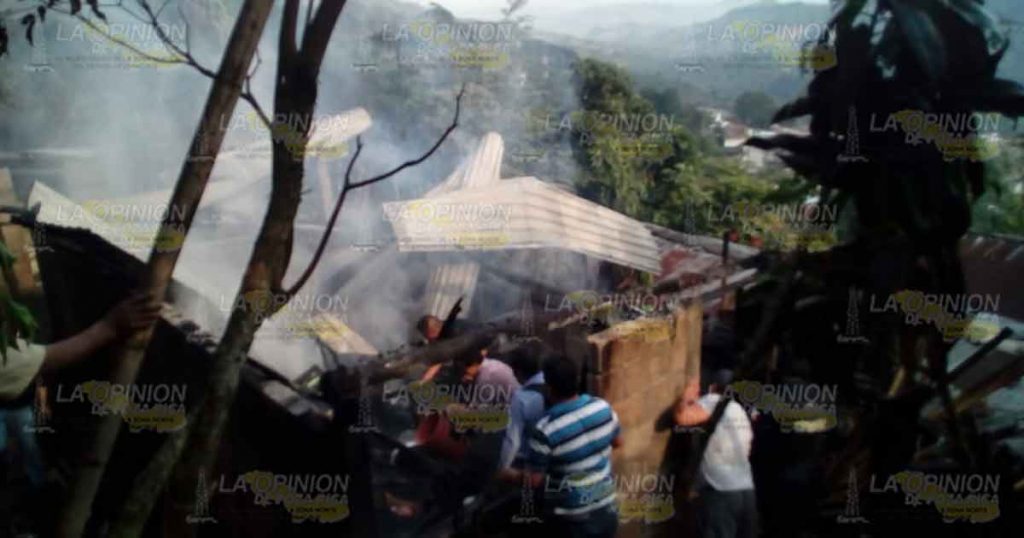 Fuego acabó con una vivienda en Coxquihui