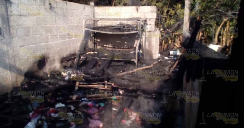 Fuego acabó con una vivienda en Coxquihui