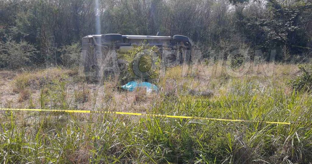 Un muerto y cuatro heridos en volcadura