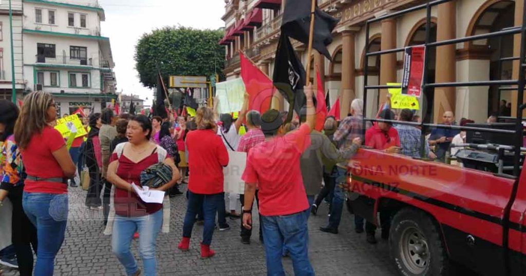 Desfilan banderas de huelga, pide Setsuv