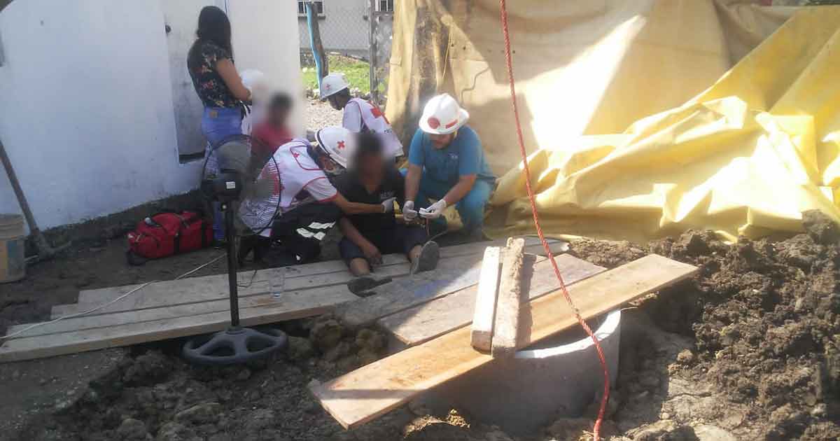 Rescatan a dos personas Del fondo de un pozo