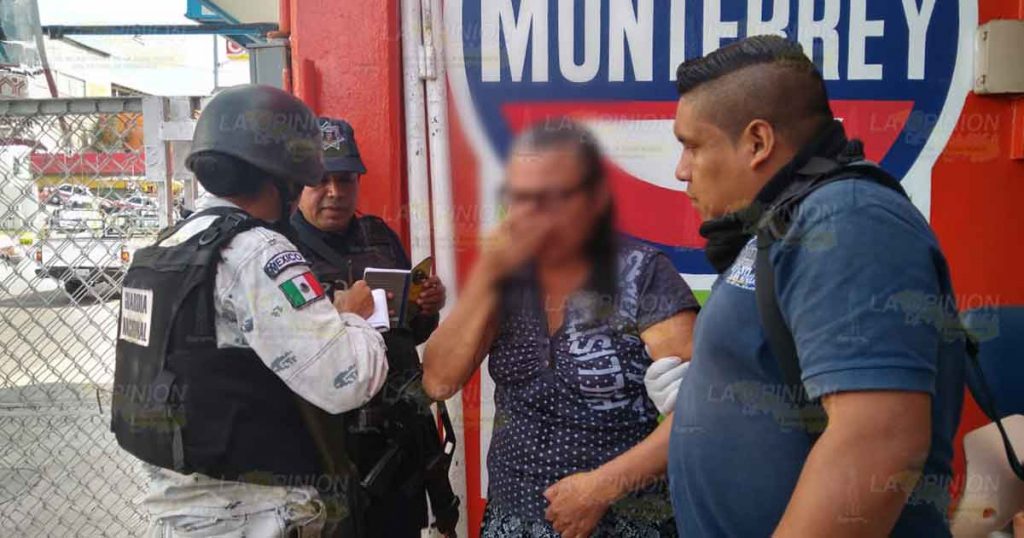 Madre e hija lesionadas por un tubo que les cayó en la cabeza