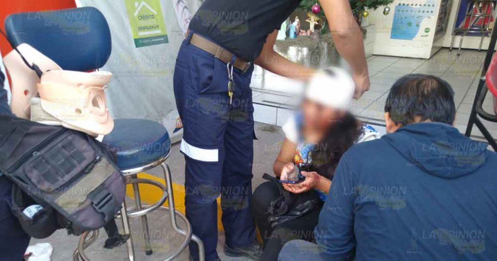 Madre e hija lesionadas por un tubo que les cayó en la cabeza