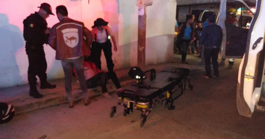 ¡Derrapa una joven pareja con su moto!