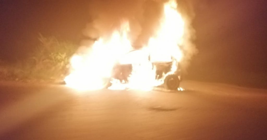 ¡Incendio convierte a chevy en chatarra!