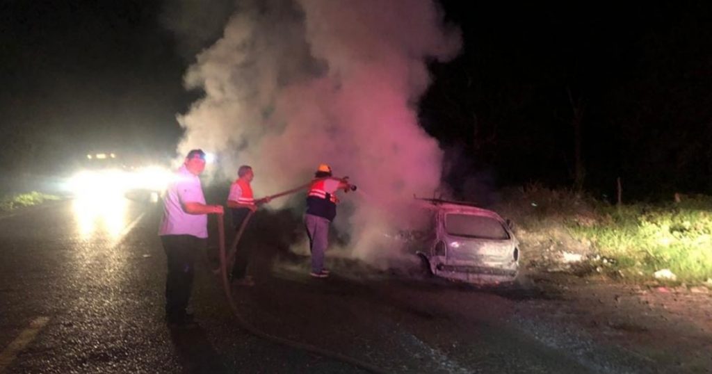 ¡Incendio convierte a chevy en chatarra!
