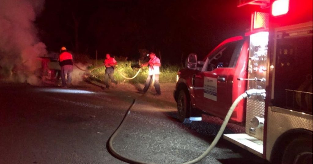 ¡Incendio convierte a chevy en chatarra!