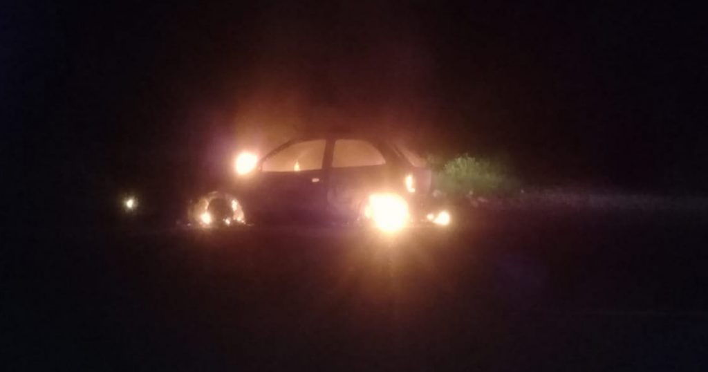 ¡Incendio convierte a chevy en chatarra!