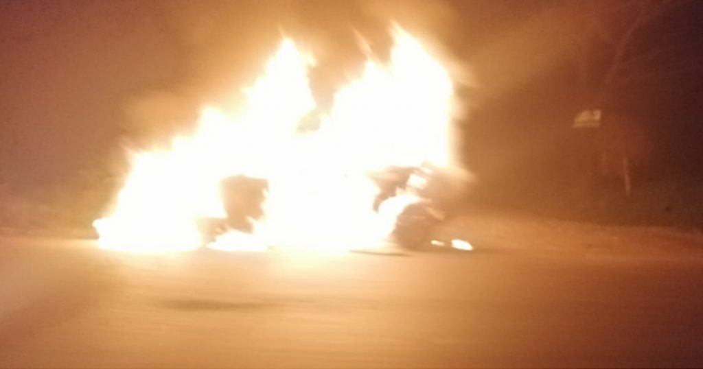 ¡Incendio convierte a chevy en chatarra!