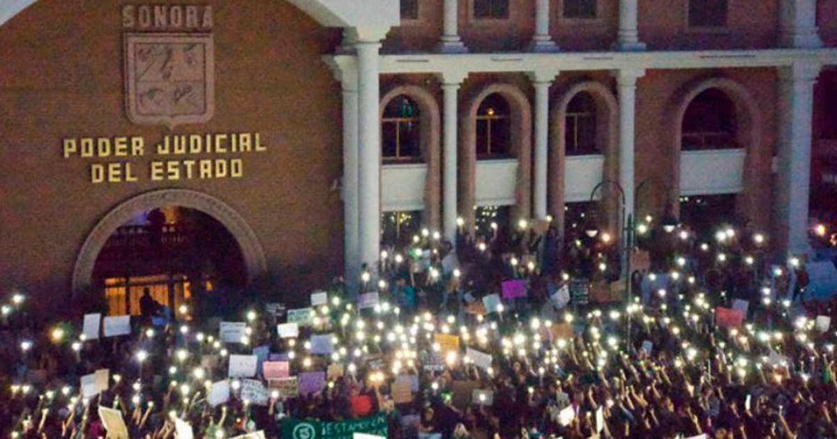 Marcha feminista termina con incendio y destrozos en Tribunal de Justicia de Sonora
