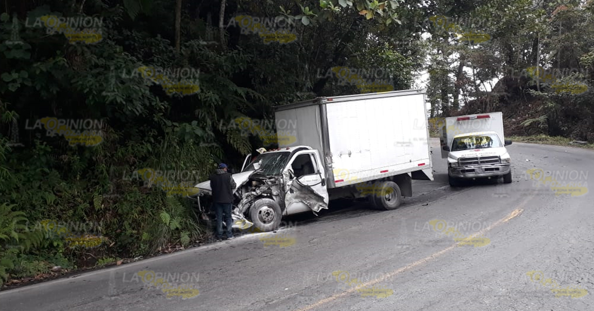 Camioneta choca contra un tráiler sobre la carretera Federal Tlapacoyan –Atzalán