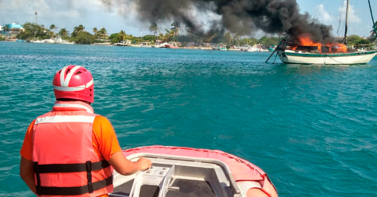 Semar sofoca incendio de embarcación en Isla Mujeres, Quintana Roo