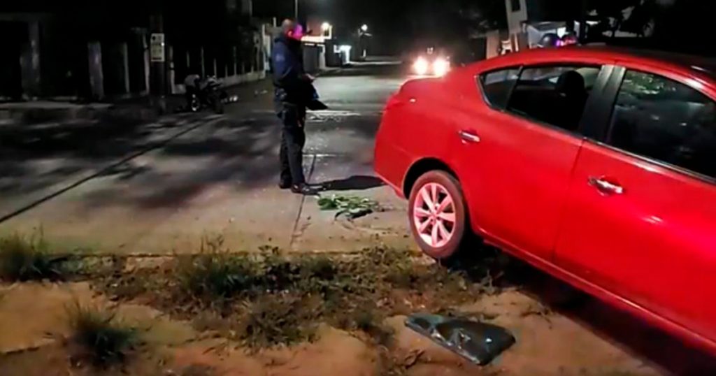 Destroza su vehículo al rebotar en cuneta