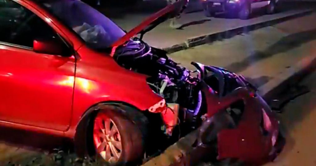 Destroza su vehículo al rebotar en cuneta