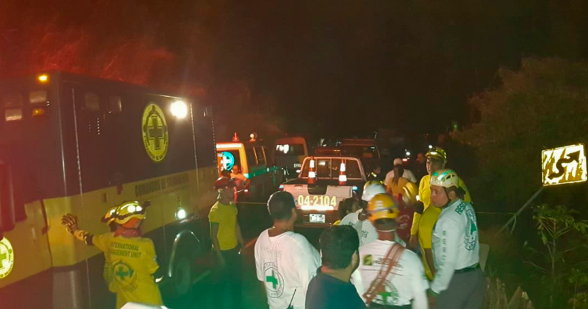 Al menos seis muertos y 33 heridos tras caída de autobús en precipicio de El Salvador