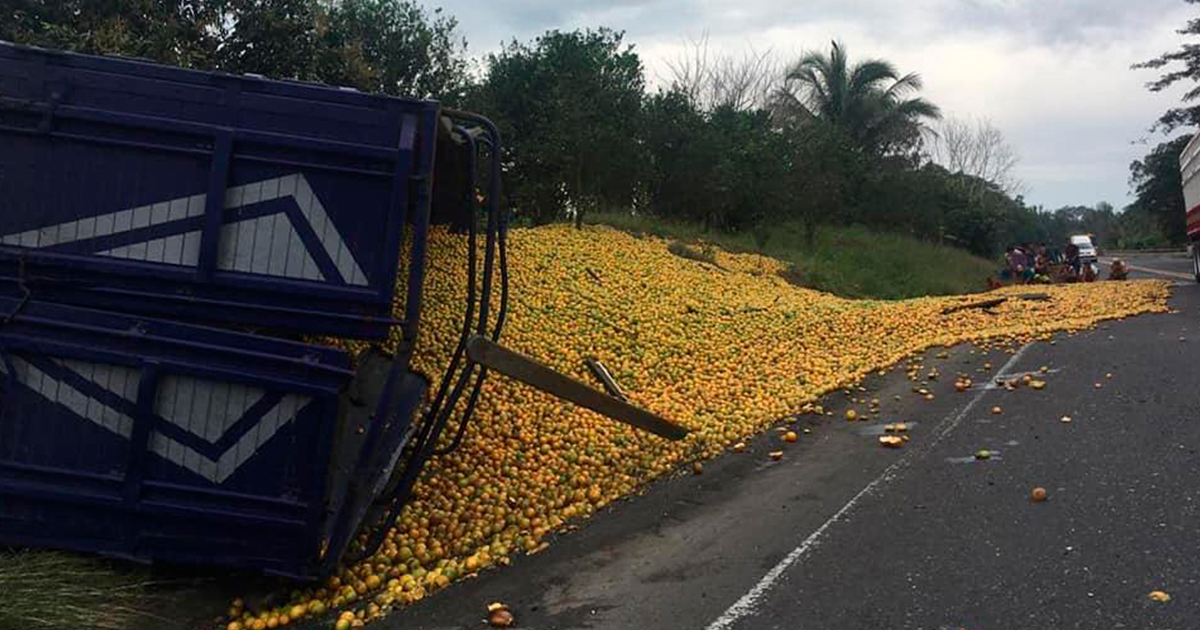 Vuelca trailer en la Localidad Tecomate