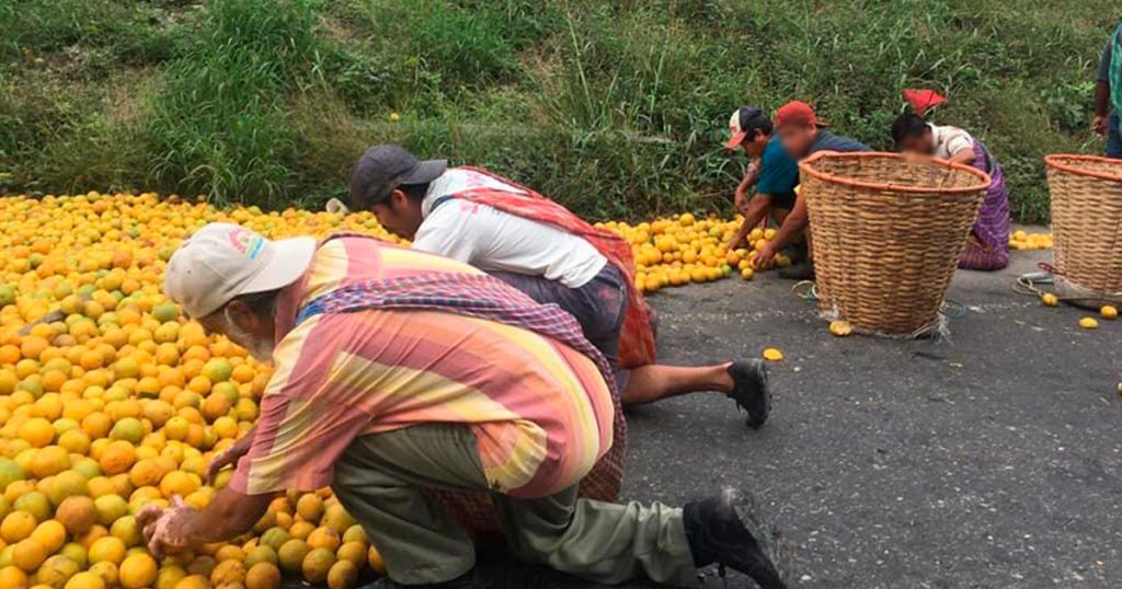 Vuelca trailer en la Localidad Tecomate