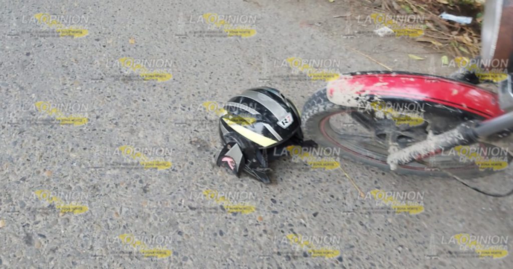 Motociclista se impacta atrás de un taxi en la Cazones-Poza Rica