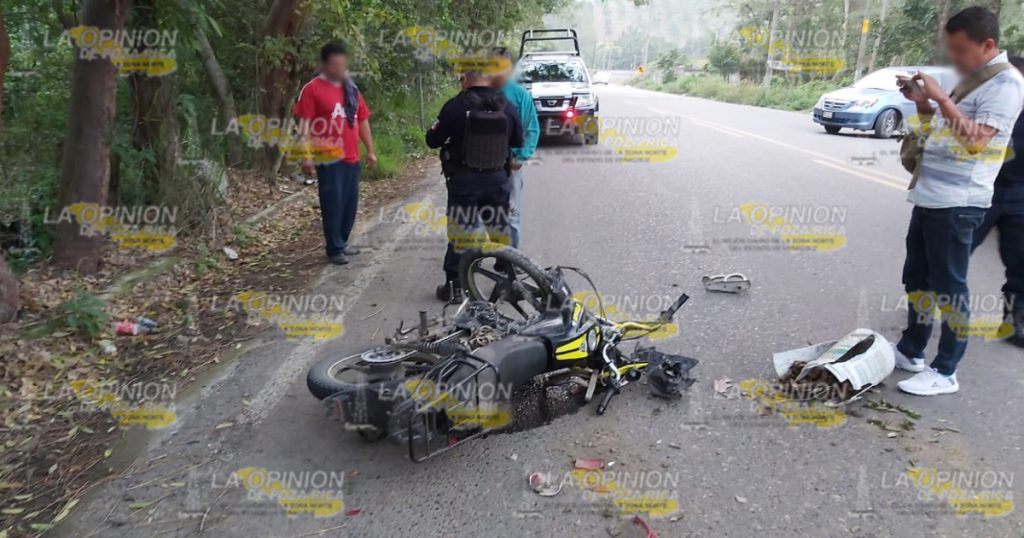 Motociclista se impacta atrás de un taxi en la Cazones-Poza Rica