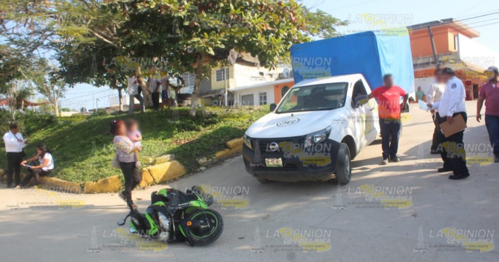 Motociclista embestida por taxi en Arroyo del maíz