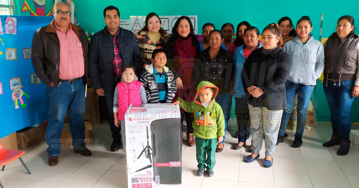 Alcalde entrega equipo de sonido a jardín de niños de Rancho Nuevo