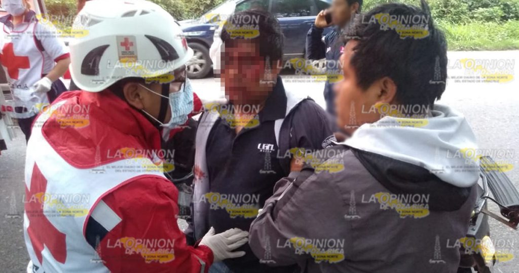 Motociclista se impacta atrás de un taxi en la Cazones-Poza Rica