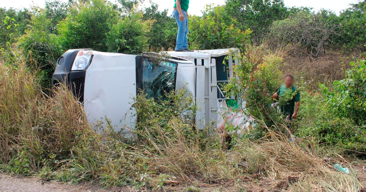 Vuelca camioneta en la carretera estatal de Martínez de la Torre