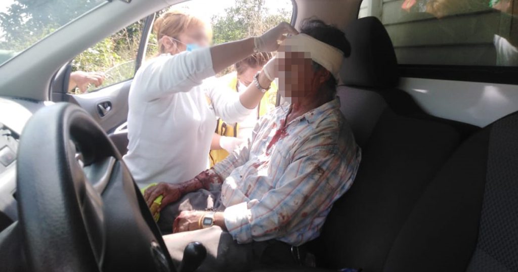 Vuelca camioneta en la carretera estatal de Martínez de la Torre