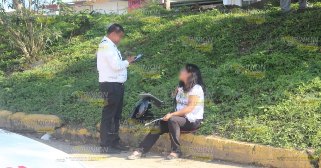 Motociclista embestida por taxi en Arroyo del maíz