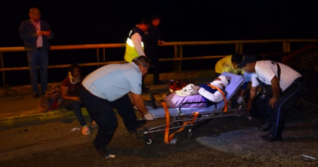 ¡Taxista y pasajeras volvieron a nacer!