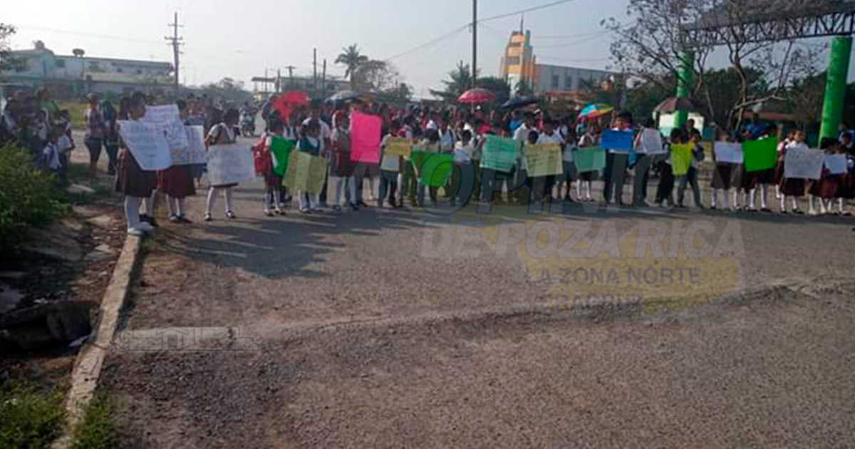 Se manifiestan por falta de maestros