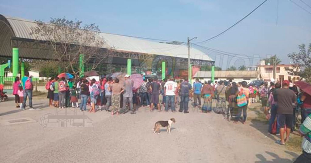 Se manifiestan por falta de maestros