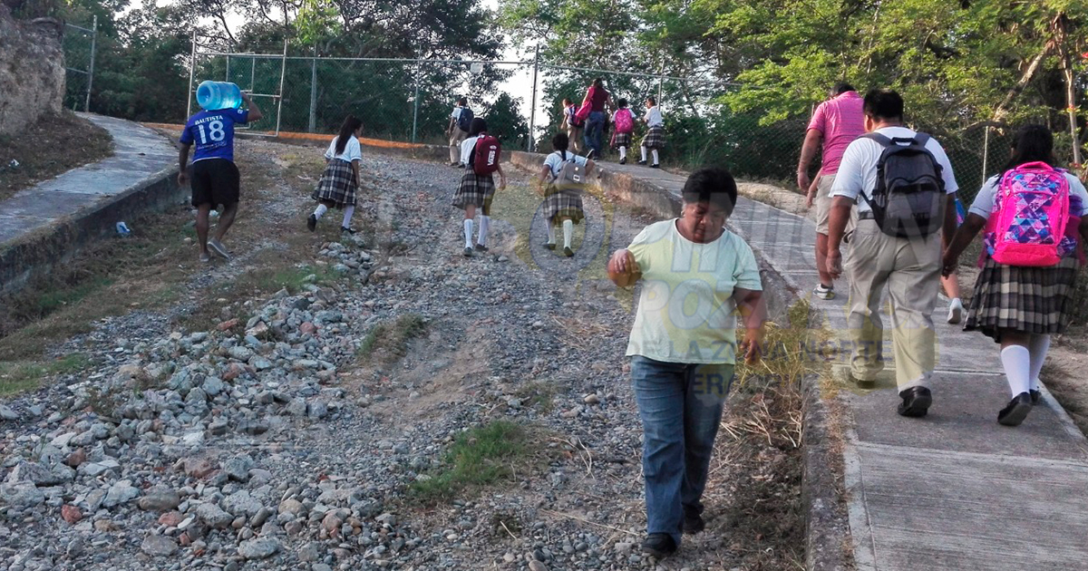 Expiden escuelas credenciales para identificar a padres y tutores