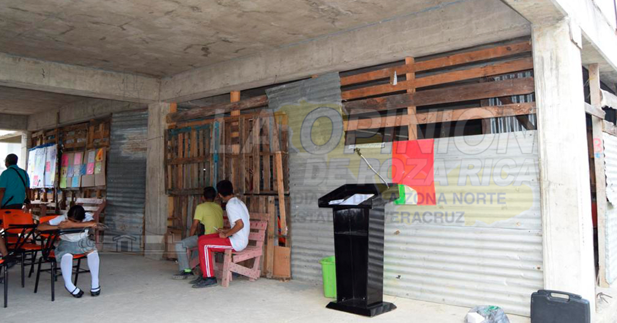 Improvisan clases en un terreno prestado