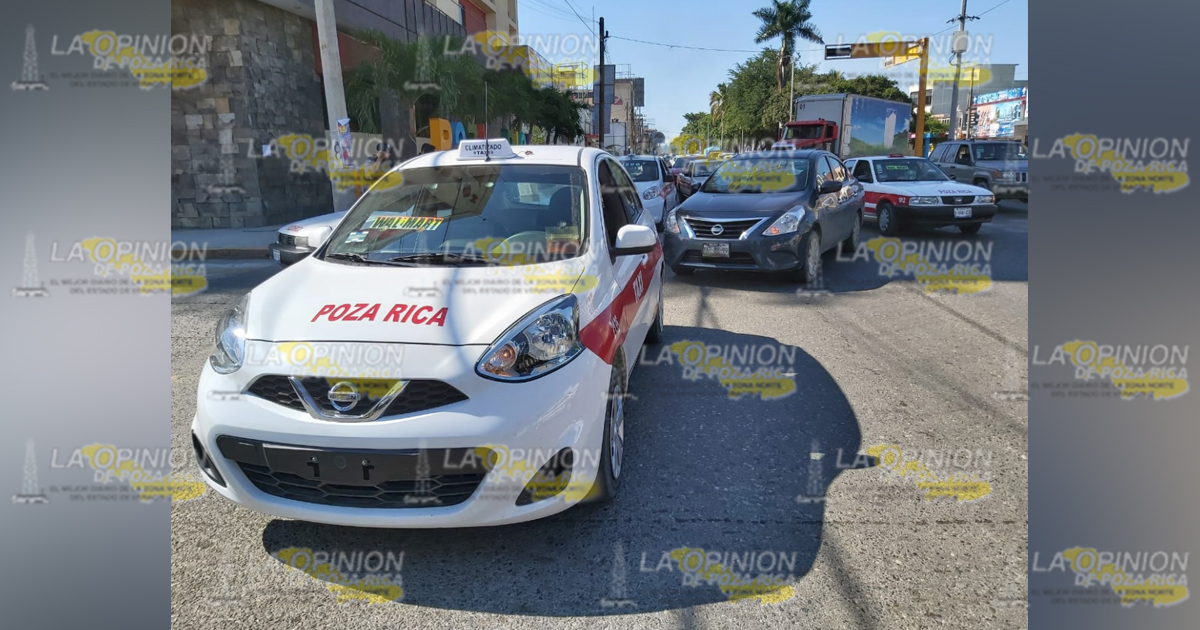 Intentó ganarle al taxi y terminó chocandolo