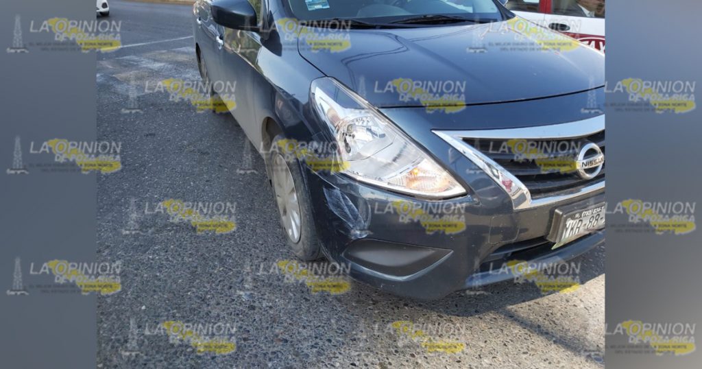 Intentó ganarle al taxi y terminó chocandolo