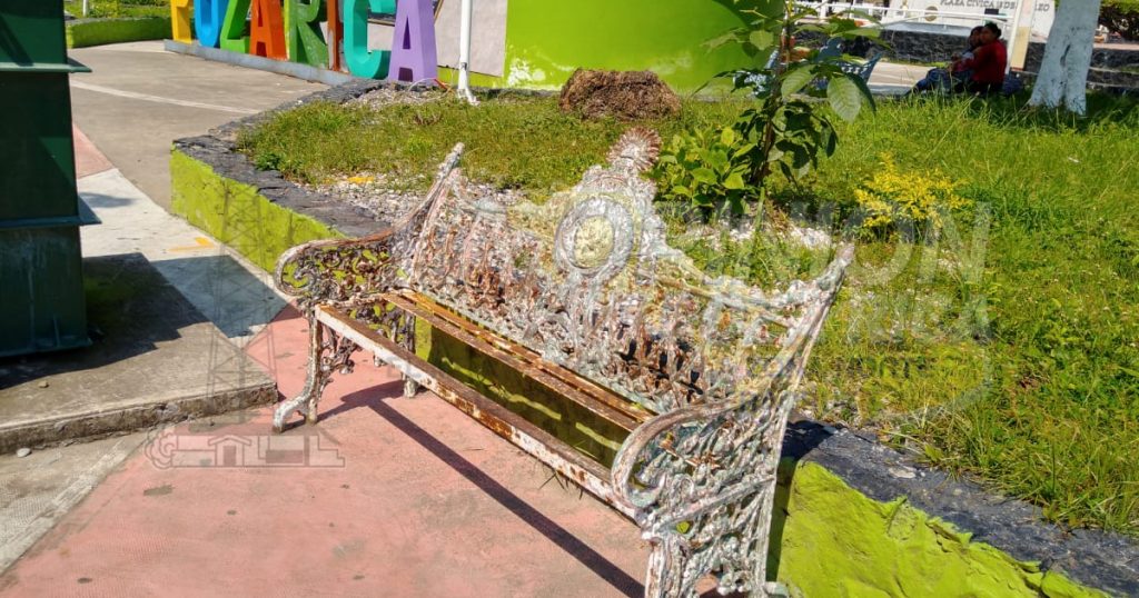 Abandonan áreas verdes en la Plaza Cívica, en Poza Rica