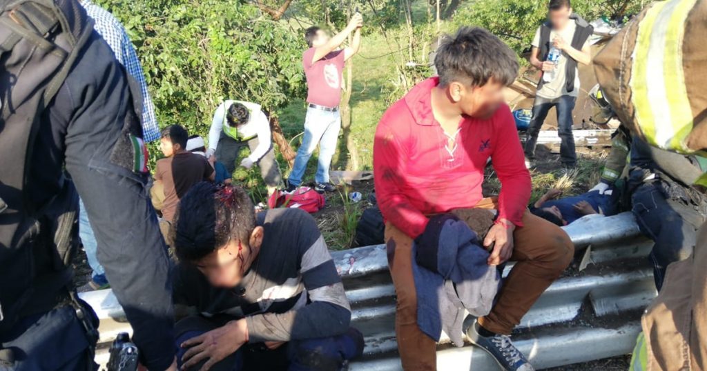 Choca torton con migrantes sobre la Carretera Federal 180