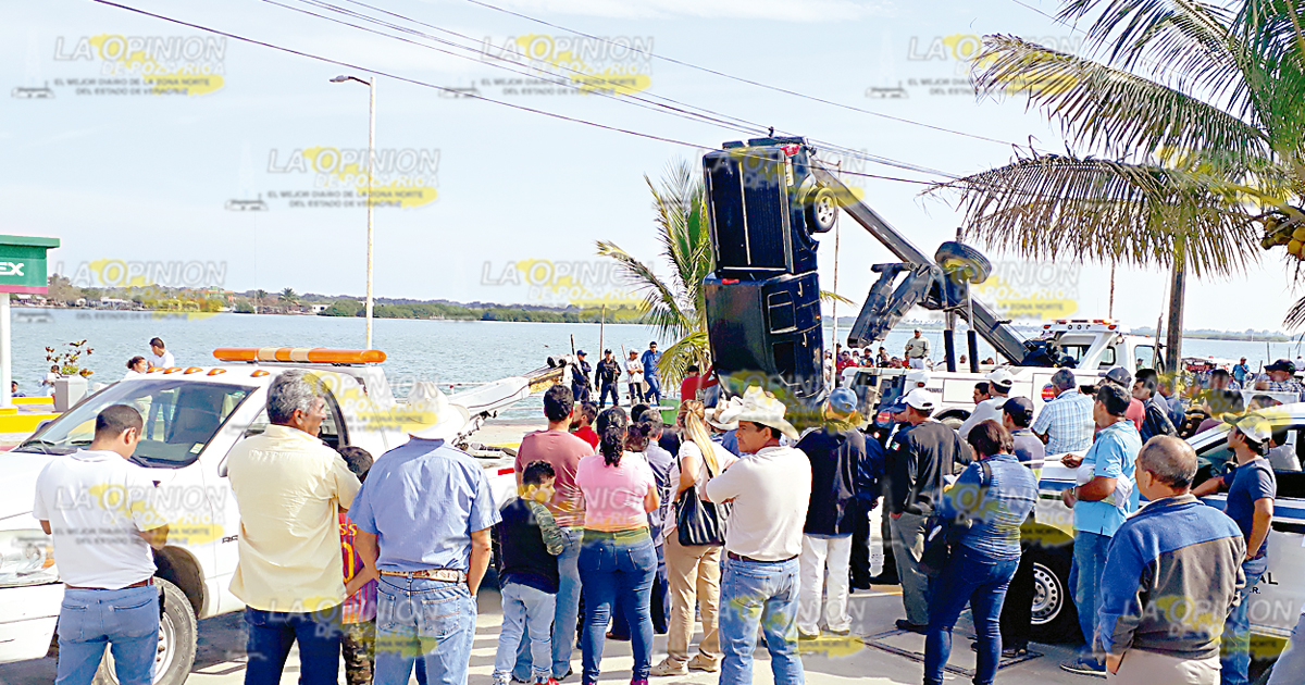 Chapuzón con todo y troca, rescatan a personas de morir ahogadas