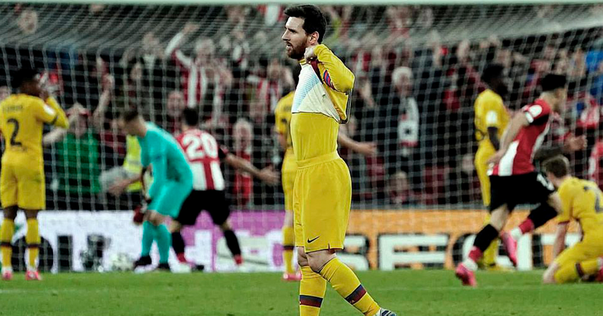 Foto de Messi estrujando banda de capitán de Barcelona dispara alarmas