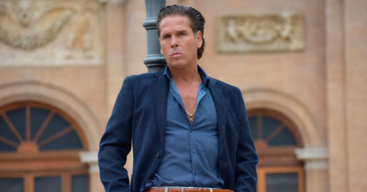 Roberto Palazuelos a sus 53 presume con orgullo arrugas de su cuello