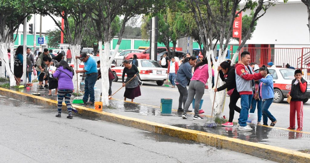 Comerciantes se suman a labores de limpieza en el primer cuadro